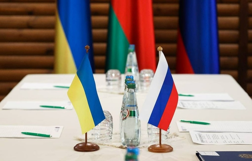 Quốc kỳ Ukraine (bên trái) và Quốc kỳ Nga tại bàn đàm phán ở Belovezhskaya Pushcha thuộc vùng Brest, Belarus hồi năm 2022. Ảnh: Tass