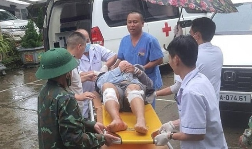 Những người bị thương hiện đã được đưa đi cấp cứu. Ảnh: Báo Quân đội Nhân dân.