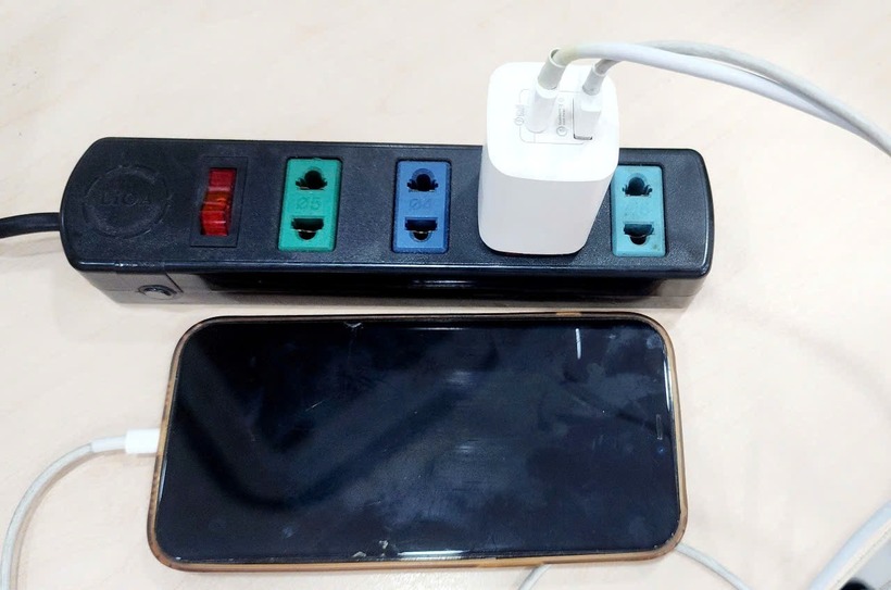 Nữ nhân viên bất tỉnh do bị điện giật khi sử dụng dây sạc điện thoại đã bị đứt, hở. Ảnh minh họa/ Thanh Niên.