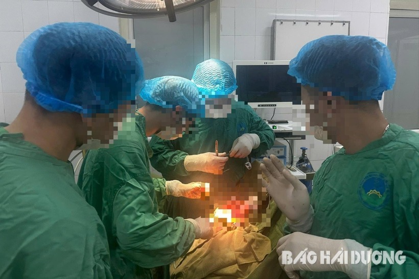 Sau nhiều giờ được cấp cứu tích cực, do vết thương quá nặng, chị D. không qua khỏi vào đêm 15/5. Ảnh báo Hải Dương.