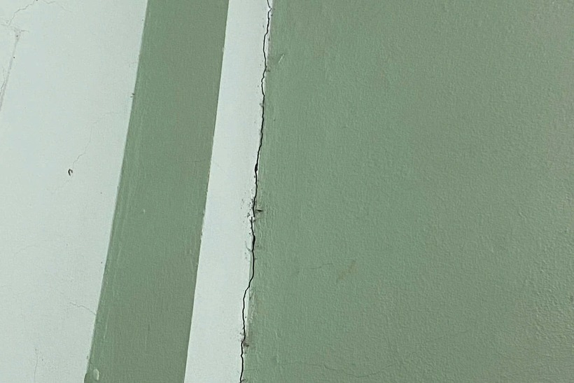 Những vết nứt trên tường nhà của anh Lương sau trận động đất. (Ảnh: Dân trí)
