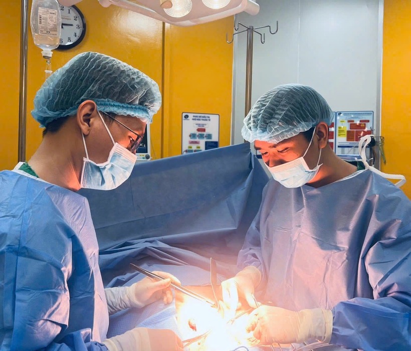 Bác sĩ tiến hành cấp cứu nạn nhân. Ảnh: VietNamNet.