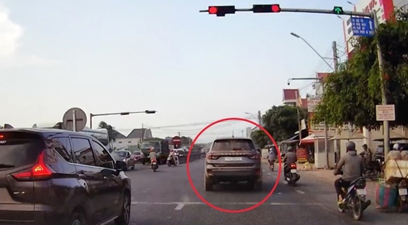 Vượt đèn đỏ bị người dân quay clip, tài xế bị phạt 19 triệu đồng. Ảnh: Báo Tiền phong.