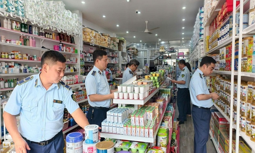Đội QLTT số 5 kiểm tra, rà soát cơ sở kinh doanh.