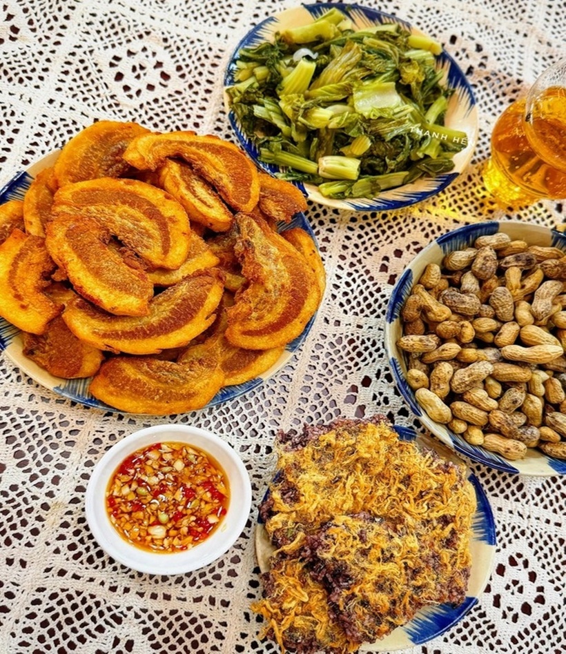 Món tóp mỡ ăn kèm dưa chua, uống bia ngày cuối tuần thì không gì tuyệt vời hơn.