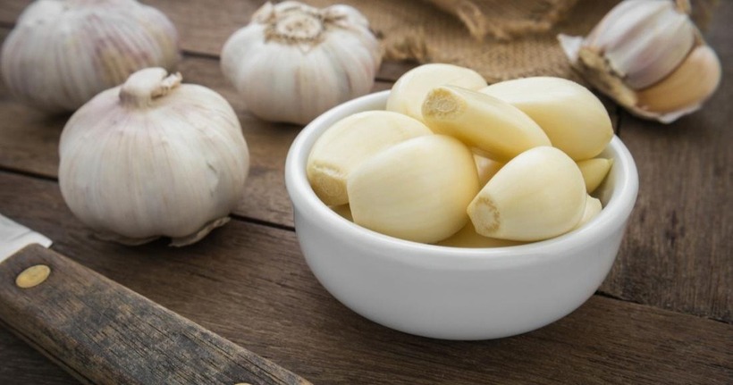 Tỏi băm nhuyễn dễ bị oxy hóa nếu để lâu ngoài không khí sau khi băm, và cũng dễ cháy khét hơn khi phi thơm nếu lửa quá lớn hoặc không đảo đều.