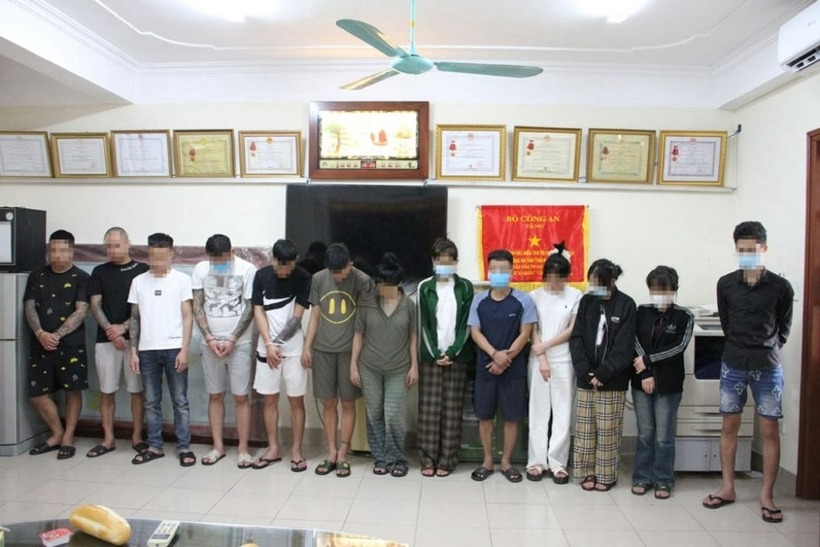 15 người tụ tập trong phòng và có hành vi sử dụng trái phép chất ma túy. Ảnh: Báo Lao động.
