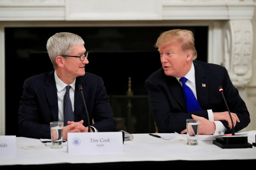 Tổng thống Mỹ Donald Trump và CEO Apple, Tim Cook, tại sự kiện năm 2019. Ảnh: Washington Post.
