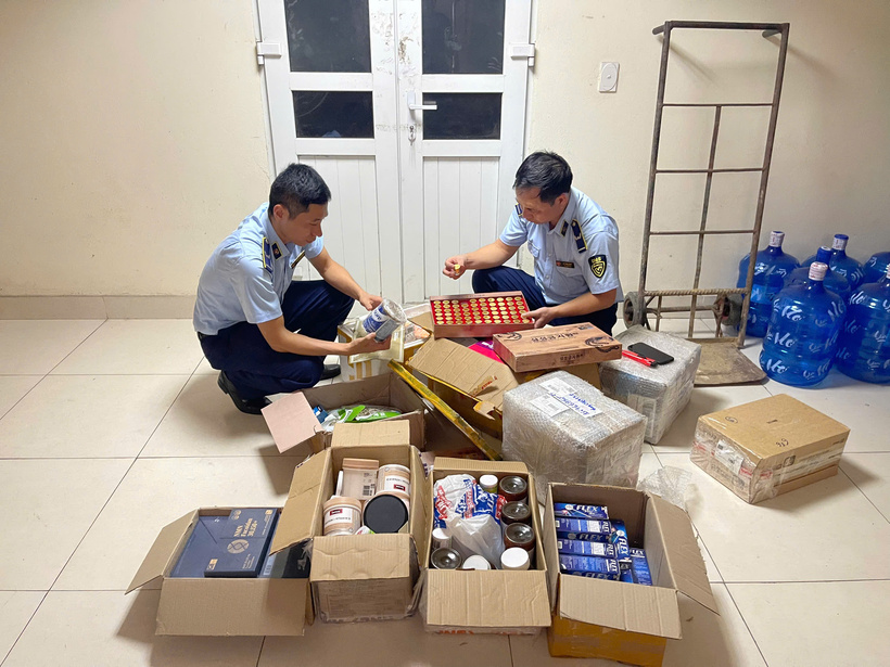 Đội QLTT số 1 kiểm đếm tang vật tạm giữ