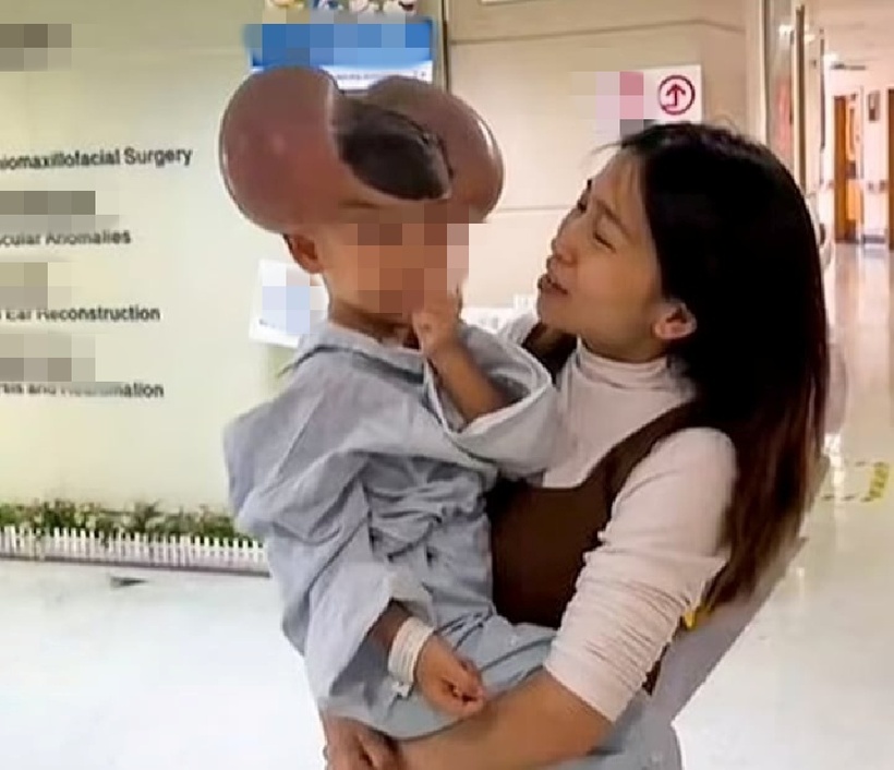 Ngoại hình khác biệt khiến cậu bé thu hút sự chú ý không mong muốn. Ảnh: NX.