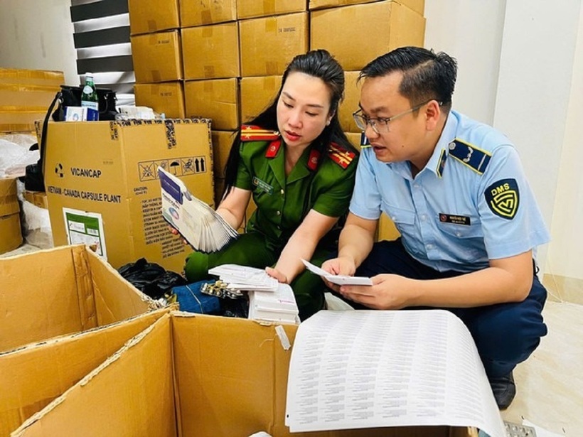 Lực lượng chức năng thu giữ tang vật tại hiện trường