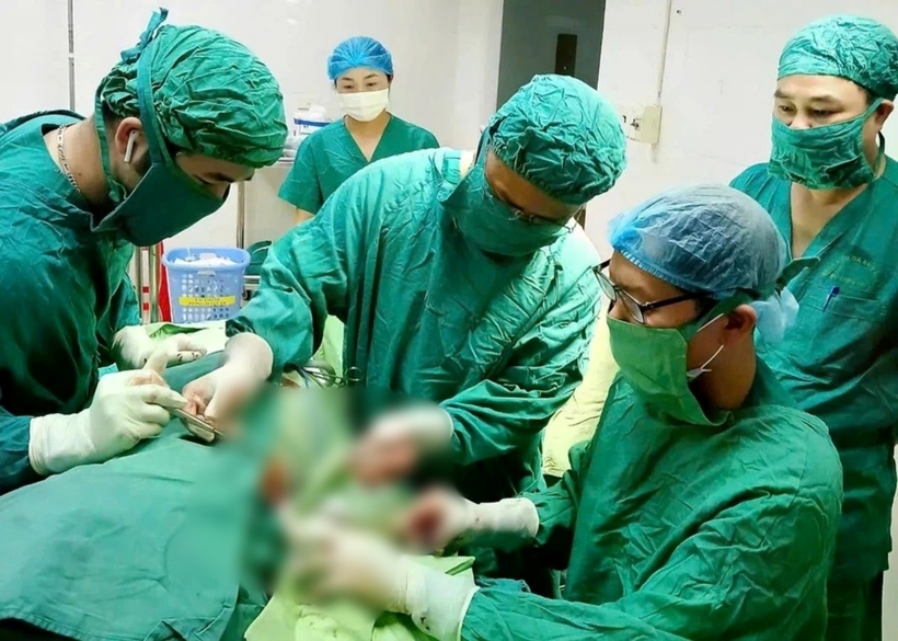 Các bác sĩ tiến hành phẫu thuật cho cụ bà. Ảnh: Giáo Dục và Thời đại