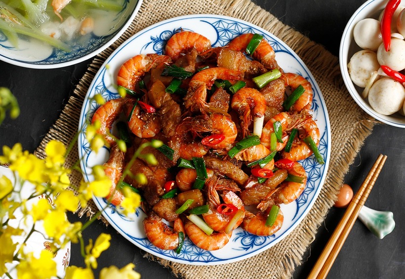 Tôm rang thịt không chỉ là món ngon quen thuộc, mà còn là “vị cứu tinh” trong những ngày hè nóng nực. (Ảnh: VnExpress)