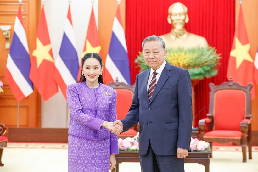 Tổng Bí thư Tô Lâm chụp ảnh chung cùng Thủ tướng Thái Lan Paetongtarn Shinawatra.