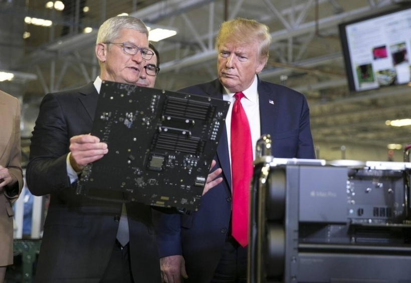Tổng thống Donald Trump bày tỏ yêu cầu CEO Apple Tim Cook phải mang hoạt động sản xuất iPhone trở về Mỹ.(Ảnh: Alamy)