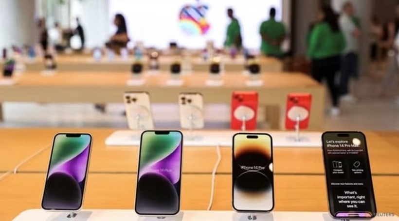Các mẫu iPhone trong một cửa hàng bán lẻ ở Mumbai, Ấn Độ, ngày 17/4. (Ảnh: Reuters)