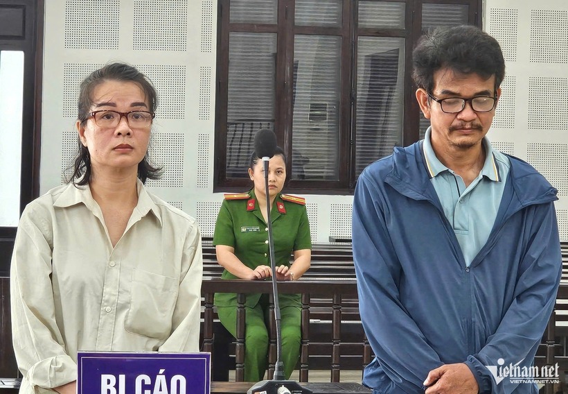 Hai bị cáo Hồ Thủy Tiên và Lê Phước Quý Châu tại phiên tòa. Ảnh: VietNamNet