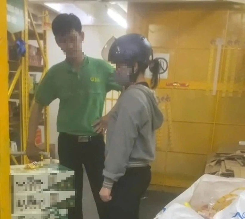 Hình ảnh bà P.T.B.H tại cửa hàng bách hóa. Ảnh: Thanh Niên