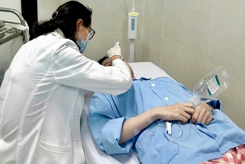 Bác sĩ thăm khám cho bệnh nhân bị biến chứng do phẫu thuật thẩm mỹ tại cơ sở không đảm bảo an toàn. Ảnh: PLO