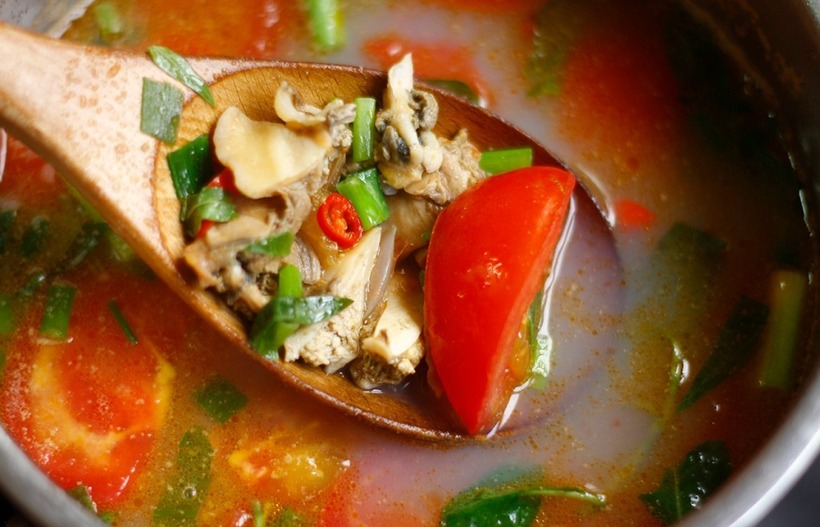 Sự kết hợp giữa trai và rau răm tạo nên một món canh vừa thanh mát, vừa cân bằng âm dương – rất phù hợp với cơ thể người Việt.