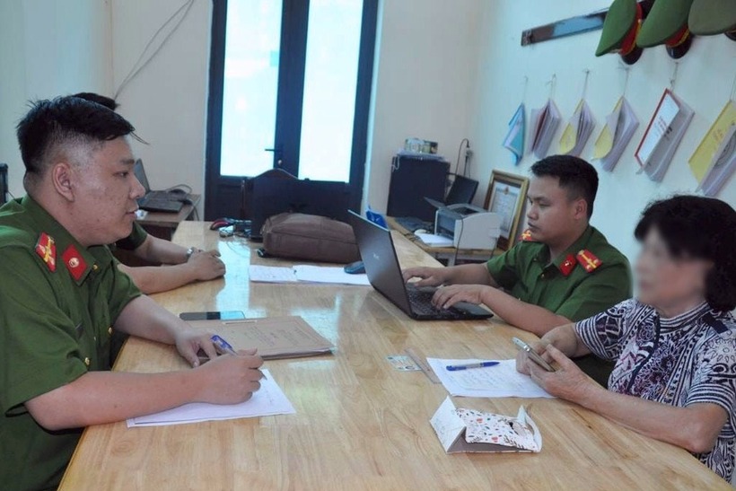 Bà D. đến cơ quan Công an phường Quang Trung trình báo vụ việc. Ảnh: Dân trí