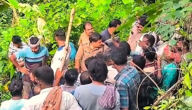 Các nhân viên kiểm lâm và cảnh sát đang tìm kiếm thi thể của nạn nhân. Ảnh: India Today