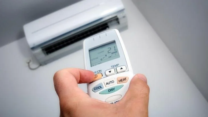 Ngủ phòng điều hòa kín gián tiếp gây stress, rụng tóc. Ảnh minh họa