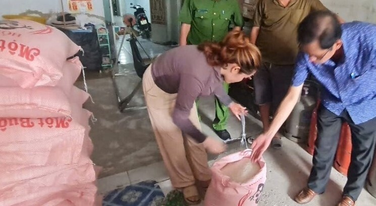 Lực lượng chức năng tiến hành kiểm tra tại cơ sở kinh doanh bán gạo có dấu hiệu bất thường. Ảnh: VOV
