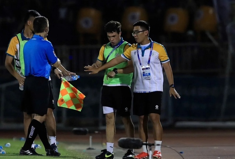 Hà Nội FC "tố" bị trọng tài xử ép, yêu cầu VFF xử lý nghiêm.