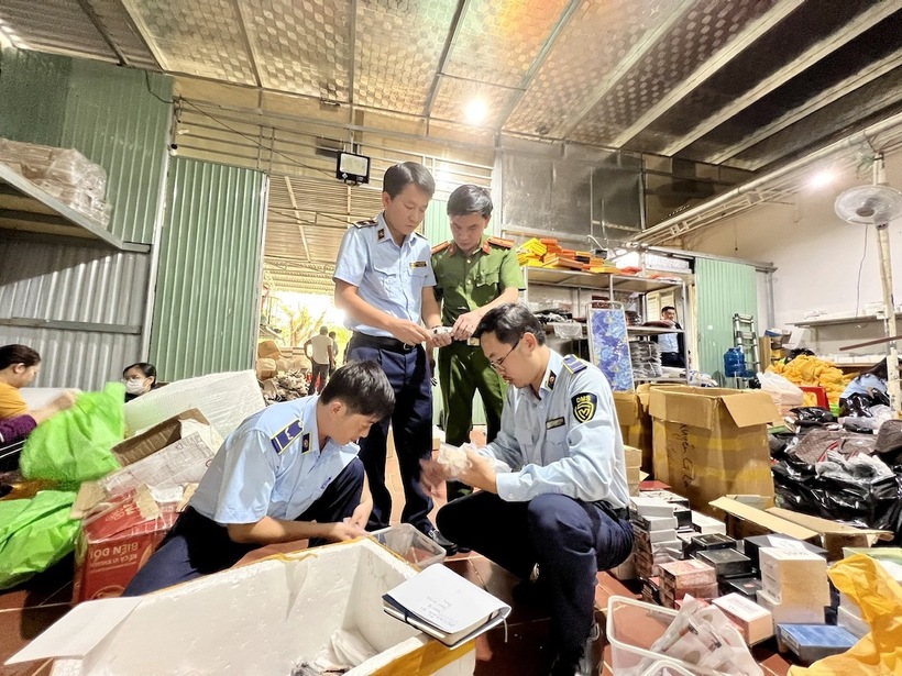 Lực lượng chức năng bắt quả tang tổng kho hàng hóa giả mạo nhãn hiệu khi đang livestream chốt đơn trên Facebook