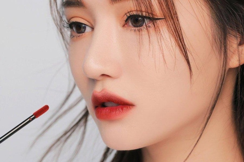 Màu son cần hài hòa với tổng thể lớp trang điểm của bạn.