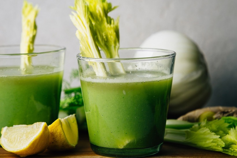 Cần tây chứa một lượng lớn xơ, có thể gây ra các vấn đề tiêu hóa như đau bụng, đầy hơi hoặc tiêu chảy.