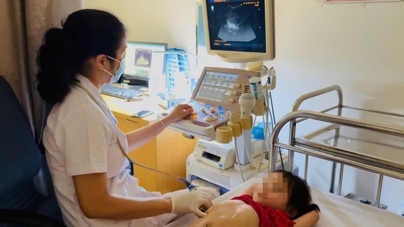 Bác sỹ siêu âm, kiểm tra cho bệnh nhân. Ảnh: Dân trí