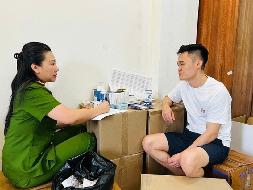 Lực lượng chức năng làm việc với Phạm Ngọc Tiến. Ảnh: Báo Người lao động.