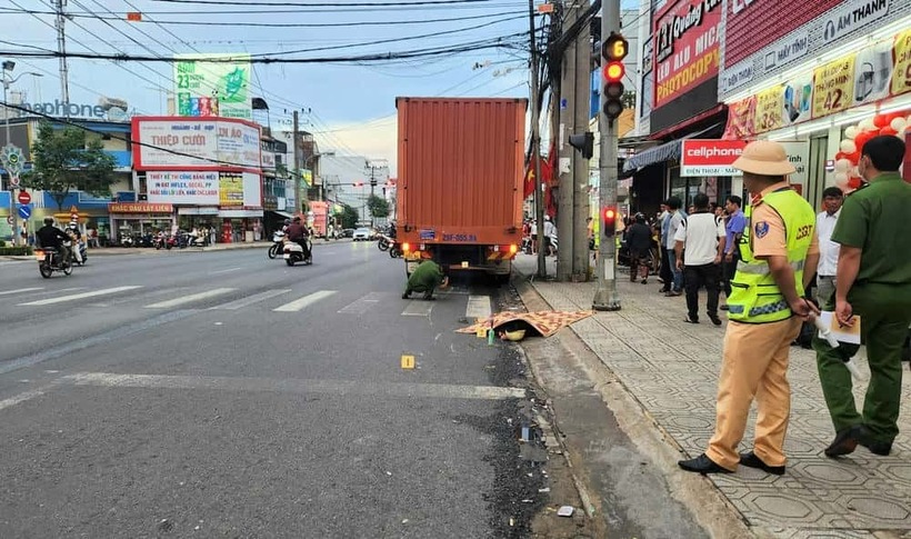 Chiếc ô tô tải đã tự di chuyển về phía trước và va chạm với ông Hoàng Quốc V. Ảnh: Báo Lao động.