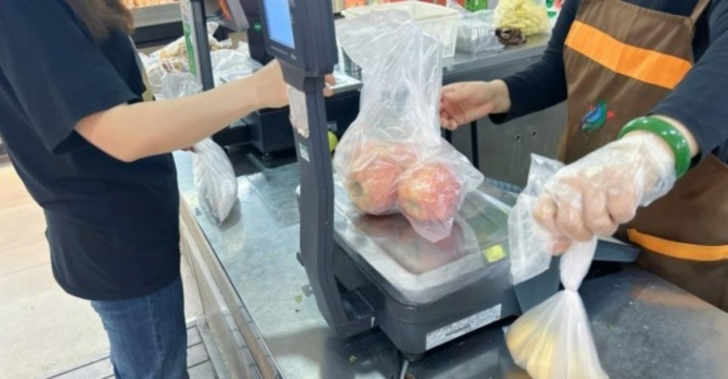 Thói quen mang túi siêu thị về để đựng đồ ăn nóng, hay trữ thực phẩm trong tủ lạnh, có thể khiến bạn vô tình đưa vi nhựa và chất độc vào bữa ăn của cả gia đình. Ảnh minh hoạ.