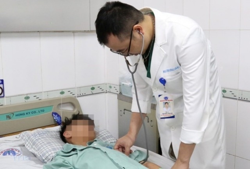 Bác sĩ thăm khám cho bệnh nhi. Ảnh: Sức Khỏe & Đời Sống