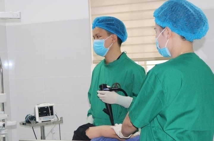 Bác sĩ kiểm tra sức khoẻ cho người bệnh. Ảnh: VTC News