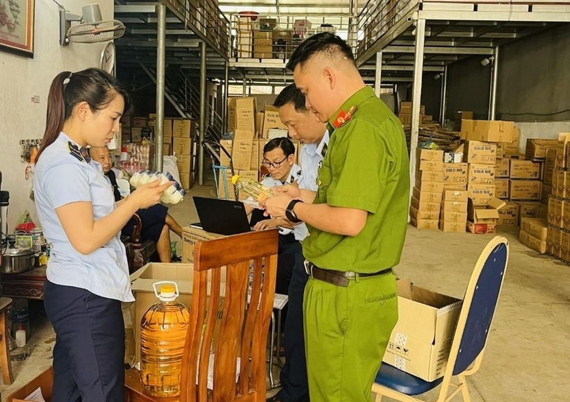 Lực lượng chức năng tiến hành kiểm tra hộ kinh doanh Nguyễn Anh Minh. Ảnh: Báo Dân trí.