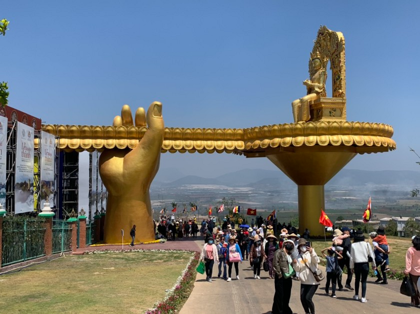 Người dân khắp nơi đổ về chiêm ngưỡng vẻ đẹp tại Samten Hills Dalat.