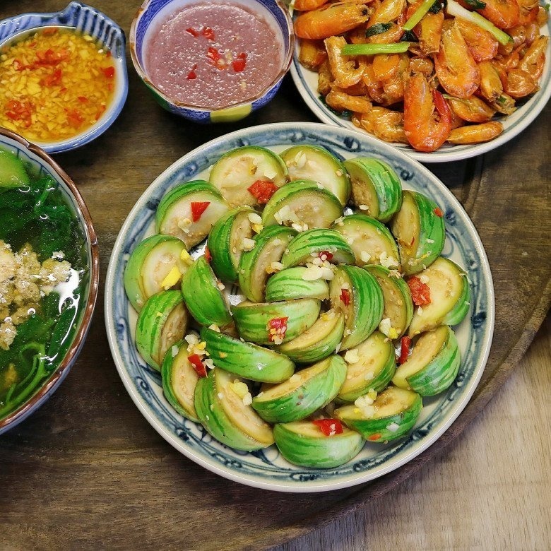 Cà bát muối xổi xong ăn cùng với cơm và các món canh chua mùa hè đều ngon. Có thể chấm thêm với bát mắm tôm đánh bông lên cũng rất hấp dẫn. (Ảnh: Dân Việt)