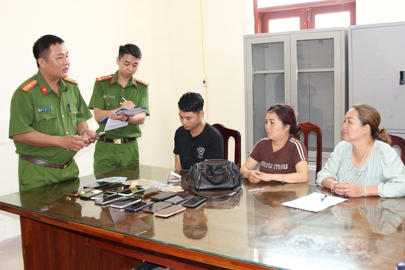 Cơ quan Công an lấy lời khai nhóm đối tượng và tang vật vụ án. Ảnh: Công an tỉnh Hà Nam.