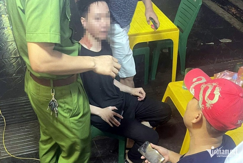 Cơ quan chức năng kịp thời có mặt và đưa nạn nhân đi cấp cứu. Ảnh: VietNamNet.