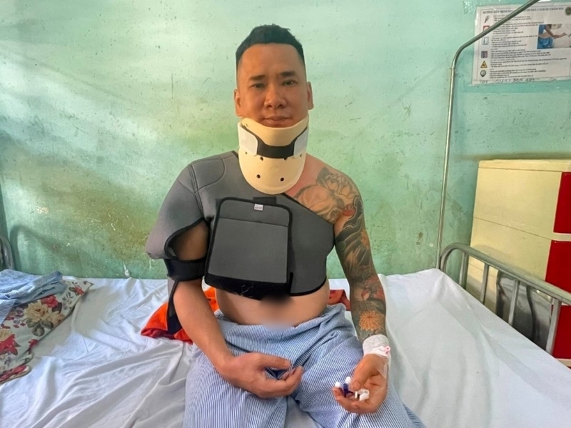Anh Đặng Bảo Duy đã dần hồi phục sức khỏe nhưng do bị chấn thương vùng cổ và phải nẹp cố định, việc trò chuyện của anh vẫn còn khó khăn. Ảnh: VietNamNet