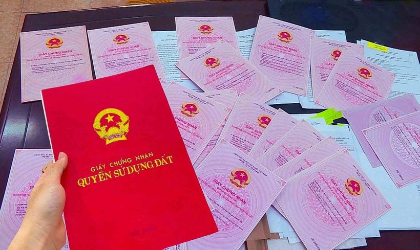 Sỏ đỏ, sổ hồng là các gọi thông dụng của người dân đối với giấy chứng nhận quyền sử dụng đất. Ảnh minh họa