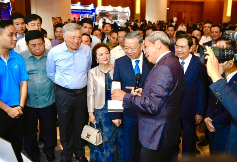 Tổng Bí thư Tô Lâm tham quan các gian hàng trưng bày sản phẩm của các doanh nghiệp tư nhân. Ảnh: VGP/Nhật Bắc