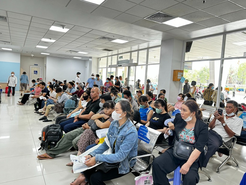 Để ngăn chặn hàng giả, Sở Y tế TP.HCM đã yêu cầu các cơ sở khám, chữa bệnh tiến hành rà soát thuốc và thiết bị y tế. Ảnh: Tuổi trẻ.