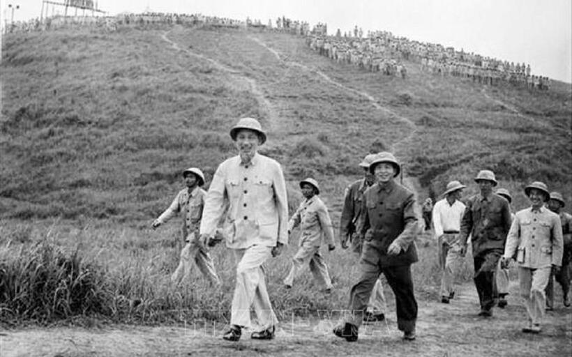 Bác vẫn cùng chúng cháu hành quân - 1