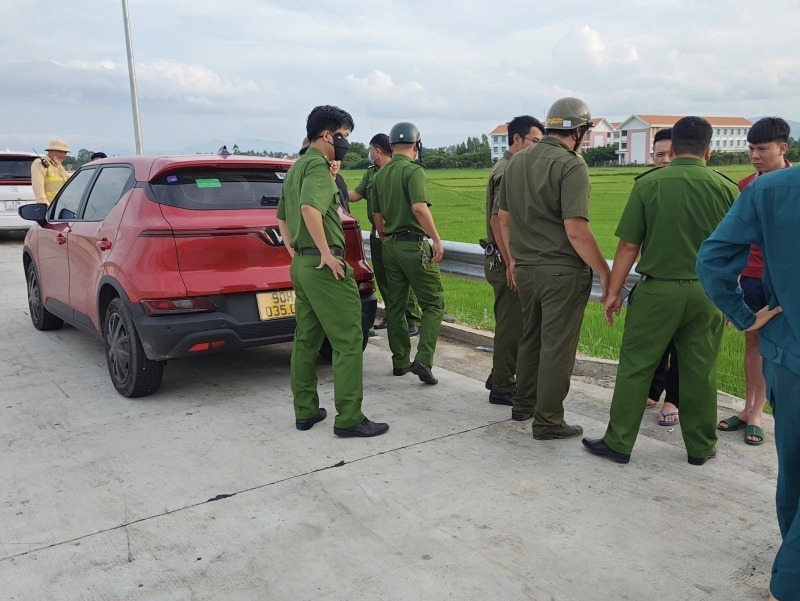 Các đối tượng bị lực lượng chức năng chặn lại trên cao tốc. Ảnh: Công an nhân dân