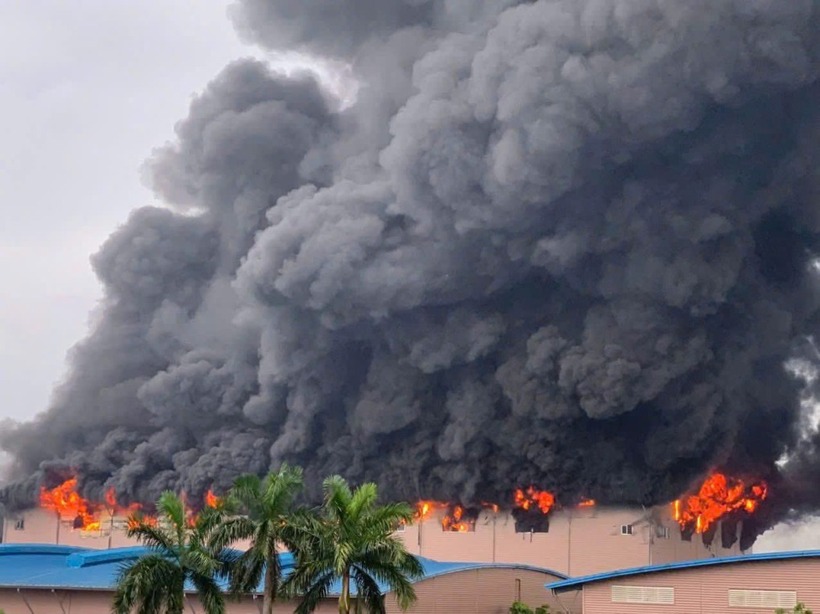 Xưởng giày da rộng khoảng 2.500 m2 cháy dữ dội. (Ảnh: VnExpress)